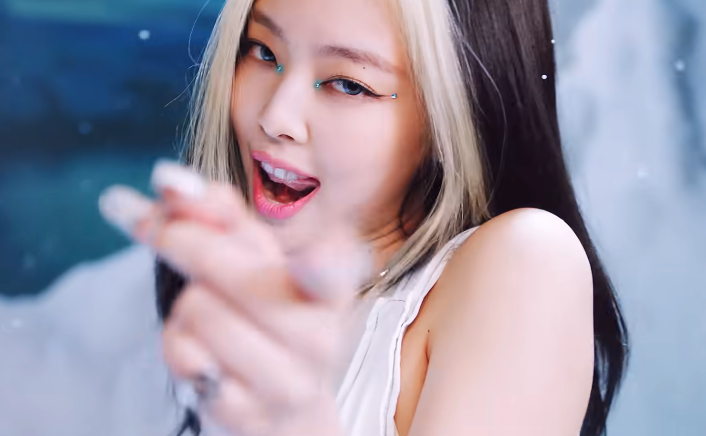 Chính Jennie, Jisoo đã hiến kế cho chuyên gia makeup khi thực hiện MV How You Like That, tạo trend gây bão khắp châu Á - Ảnh 2. Chính Jennie, Jisoo đã hiến kế cho chuyên gia makeup khi thực hiện MV How You Like That, tạo trend gây bão khắp châu Á - Ảnh 2.