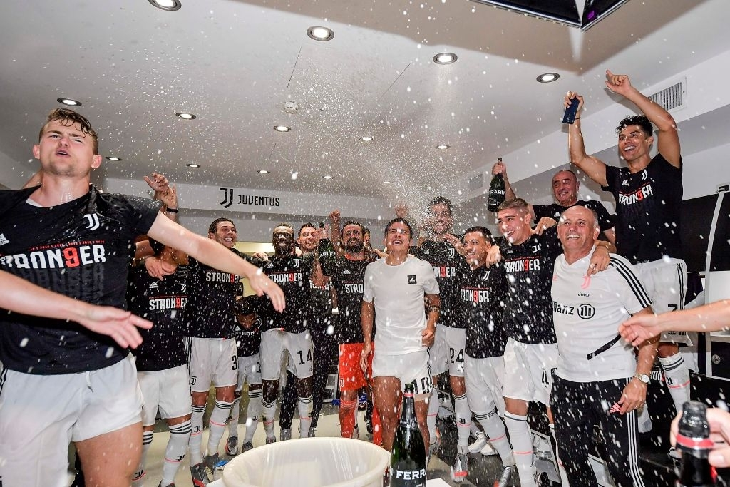 Ronaldo cùng các đồng đội quẩy tưng bừng sau khi lên ngôi tại Serie A: Đứng ở góc nhưng CR7 vẫn gây chú ý bởi cặp đùi cực khủng - Ảnh 4. Ronaldo cùng các đồng đội quẩy tưng bừng sau khi lên ngôi tại Serie A: Đứng ở góc nhưng CR7 vẫn gây chú ý bởi cặp đùi cực khủng - Ảnh 4.