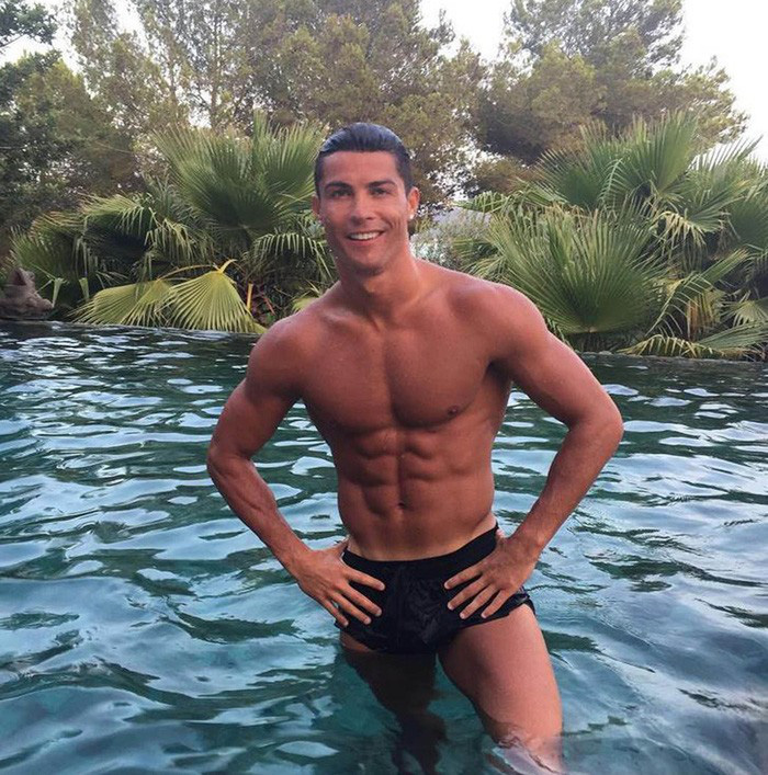 Đồng nghiệp cũng phải choáng vì vẻ ngoài cực phẩm của Ronaldo: Anh ta trông giả giả, lên hình cứ như búp bê Ken vậy - Ảnh 2. Đồng nghiệp cũng phải choáng vì vẻ ngoài cực phẩm của Ronaldo: Anh ta trông giả giả, lên hình cứ như búp bê Ken vậy - Ảnh 2.