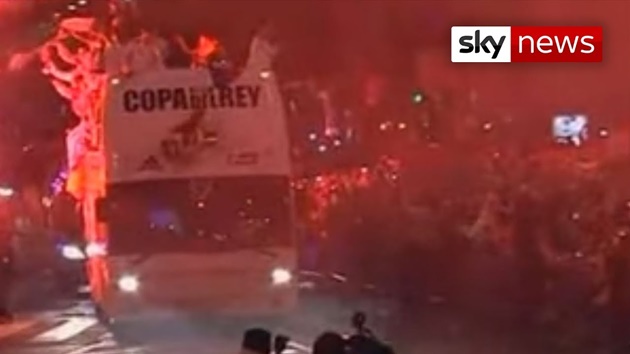 Chelsea legend Branislav Ivanović lifts, then immediately breaks latest trophy - Bóng Đá