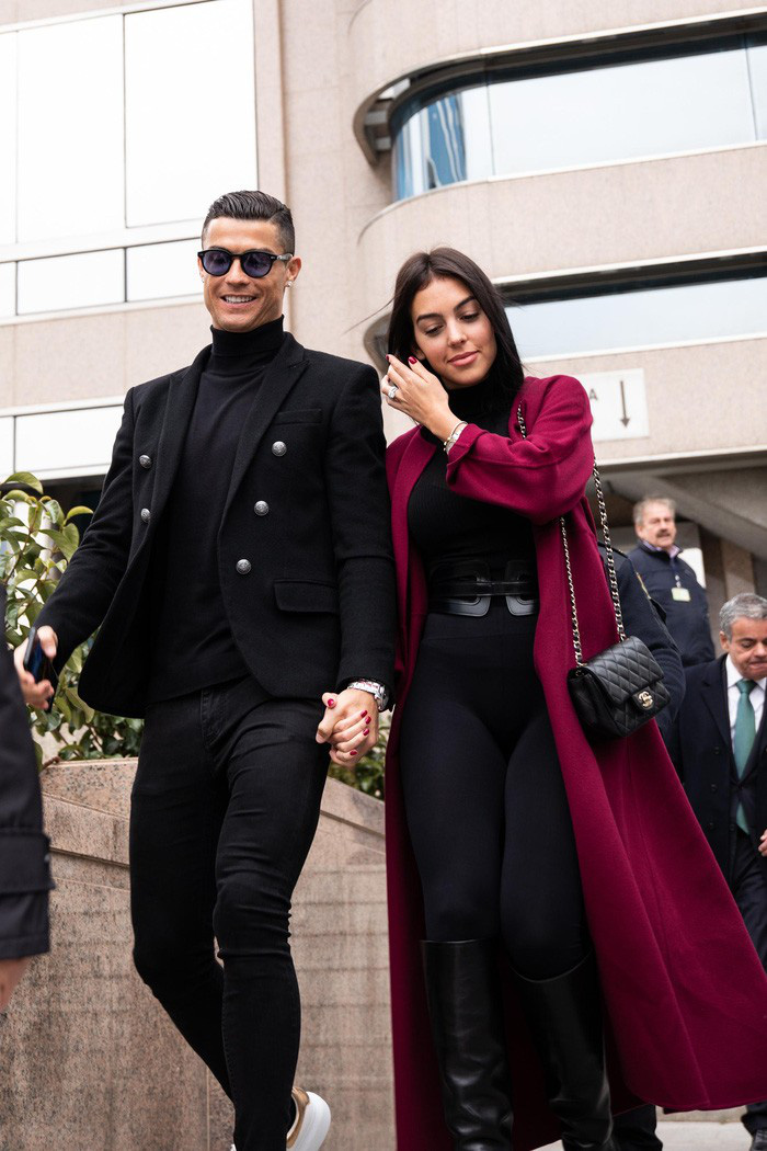 Bạn gái đăng ảnh cực nóng bỏng, Ronaldo không chịu nổi phải thốt lên một câu nhận về hàng vạn lượt thả tim: Em là người đẹp nhất thế giới này - Ảnh 4. Bạn gái đăng ảnh cực nóng bỏng, Ronaldo không chịu nổi phải thốt lên một câu nhận về hàng vạn lượt thả tim: Em là người đẹp nhất thế giới này - Ảnh 4.
