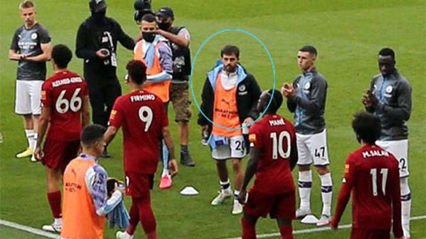 Bernardo Silva thiếu tôn trọng Liverpool khi Man City chúc mừng tân vương giải Ngoại hạng
