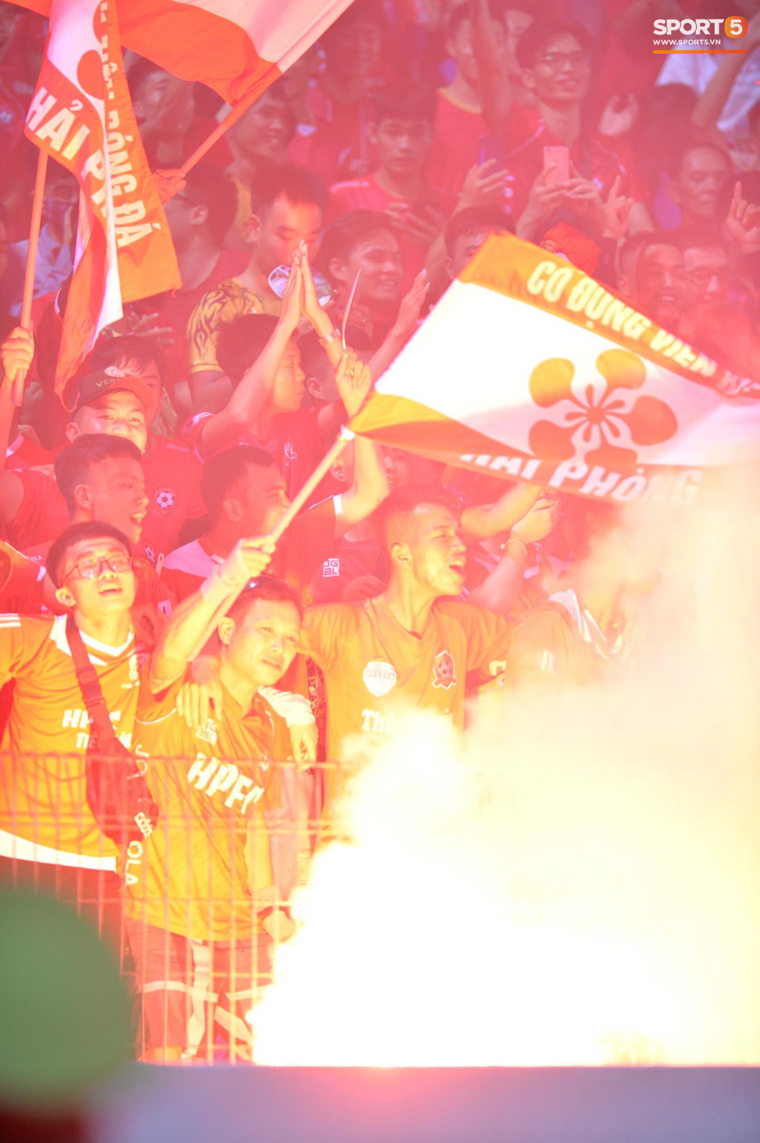 Fan Hải Phòng hô vang nhún nhảy Hồ Tây trên sóng truyền hình - Ảnh 3. Fan Hải Phòng hô vang nhún nhảy Hồ Tây trên sóng truyền hình - Ảnh 3.