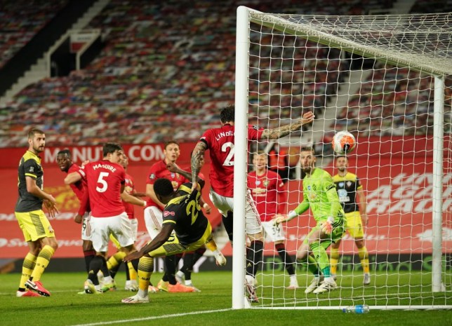 Paul Scholes criticises Manchester United star Victor Lindelof for getting ‘bullied’ against Southampton - Bóng Đá