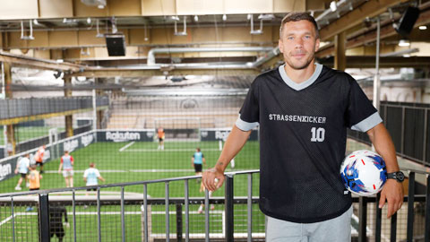 Podolski biến nhà máy thành tổ hợp giải trí