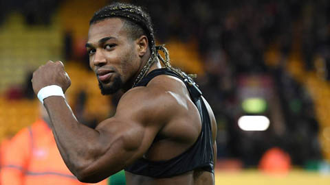Adama Traore dùng dầu em bé khiến đối thủ phải bó tay