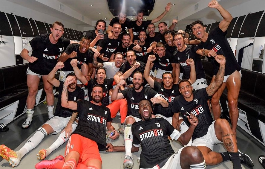 Ronaldo cùng các đồng đội quẩy tưng bừng sau khi lên ngôi tại Serie A: Đứng ở góc nhưng CR7 vẫn gây chú ý bởi cặp đùi cực khủng - Ảnh 3. Ronaldo cùng các đồng đội quẩy tưng bừng sau khi lên ngôi tại Serie A: Đứng ở góc nhưng CR7 vẫn gây chú ý bởi cặp đùi cực khủng - Ảnh 3.