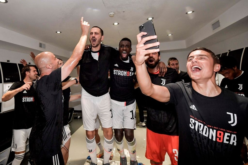 Ronaldo cùng các đồng đội quẩy tưng bừng sau khi lên ngôi tại Serie A: Đứng ở góc nhưng CR7 vẫn gây chú ý bởi cặp đùi cực khủng - Ảnh 2. Ronaldo cùng các đồng đội quẩy tưng bừng sau khi lên ngôi tại Serie A: Đứng ở góc nhưng CR7 vẫn gây chú ý bởi cặp đùi cực khủng - Ảnh 2.