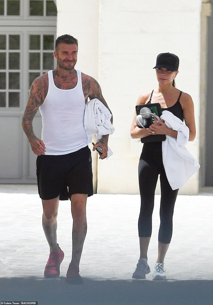 Con dâu tương lai vi vu sang Italy du lịch cùng gia đình Beckham, gây chú ý trong lần đầu lộ diện cạnh Brooklyn kể từ sau tuyên bố đính hôn - Ảnh 6. Con dâu tương lai vi vu sang Italy du lịch cùng gia đình Beckham, gây chú ý trong lần đầu lộ diện cạnh Brooklyn kể từ sau tuyên bố đính hôn - Ảnh 6.