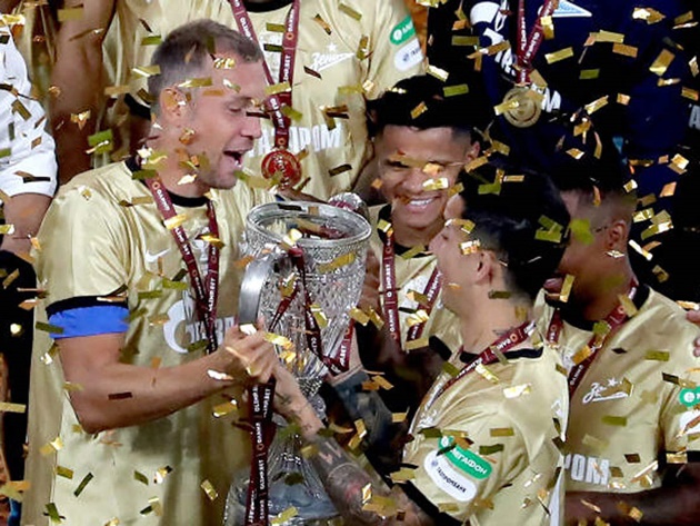 Chelsea legend Branislav Ivanović lifts, then immediately breaks latest trophy - Bóng Đá