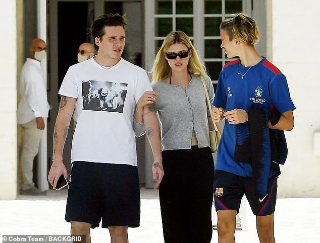 Con dâu tương lai vi vu sang Italy du lịch cùng gia đình Beckham, gây chú ý trong lần đầu lộ diện cạnh Brooklyn kể từ sau tuyên bố đính hôn - Ảnh 3. Con dâu tương lai vi vu sang Italy du lịch cùng gia đình Beckham, gây chú ý trong lần đầu lộ diện cạnh Brooklyn kể từ sau tuyên bố đính hôn - Ảnh 3.