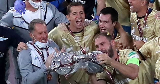 Chelsea legend Branislav Ivanović lifts, then immediately breaks latest trophy - Bóng Đá