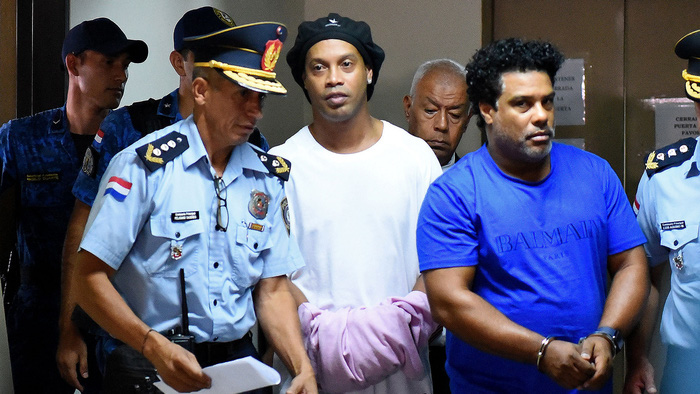 Chân dung ông anh quý hóa của huyền thoại Ronaldinho, người đã đưa cả hai anh em vào tù - Ảnh 3. Chân dung ông anh quý hóa của huyền thoại Ronaldinho, người đã đưa cả hai anh em vào tù - Ảnh 3.