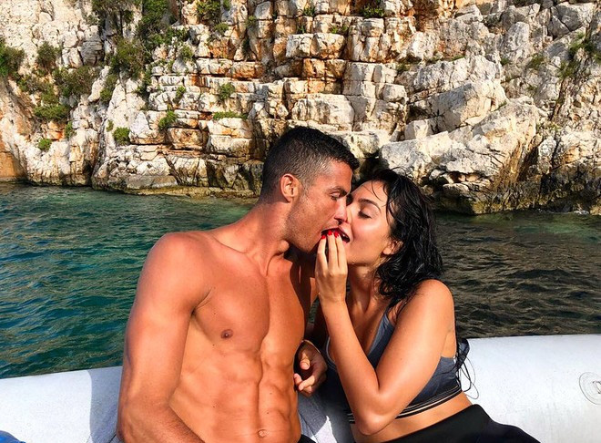 Bạn gái đăng ảnh cực nóng bỏng, Ronaldo không chịu nổi phải thốt lên một câu nhận về hàng vạn lượt thả tim: Em là người đẹp nhất thế giới này - Ảnh 2. Bạn gái đăng ảnh cực nóng bỏng, Ronaldo không chịu nổi phải thốt lên một câu nhận về hàng vạn lượt thả tim: Em là người đẹp nhất thế giới này - Ảnh 2.