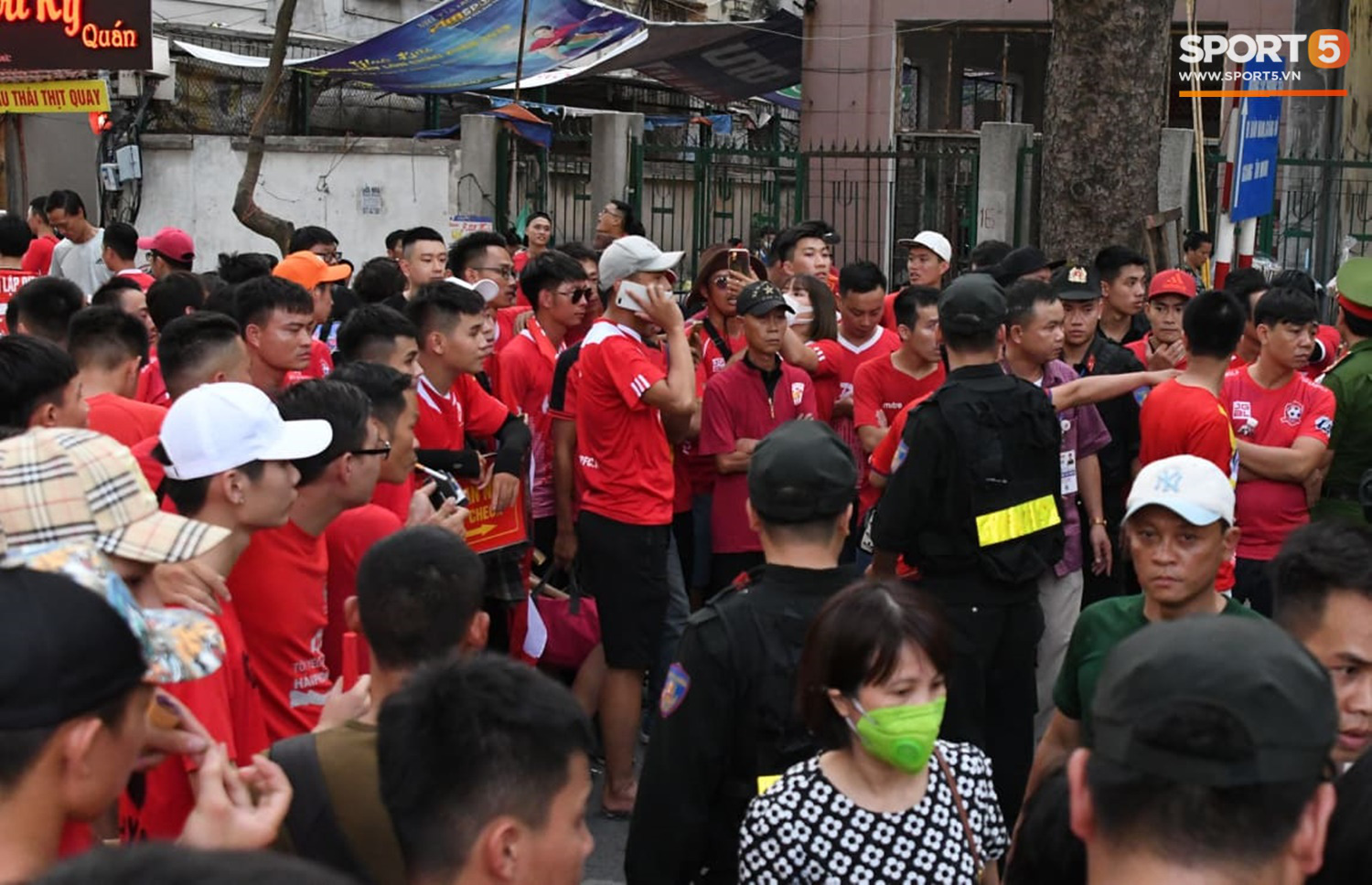 Fan Hải Phòng hô vang nhún nhảy Hồ Tây trên sóng truyền hình - Ảnh 8. Fan Hải Phòng hô vang nhún nhảy Hồ Tây trên sóng truyền hình - Ảnh 8.