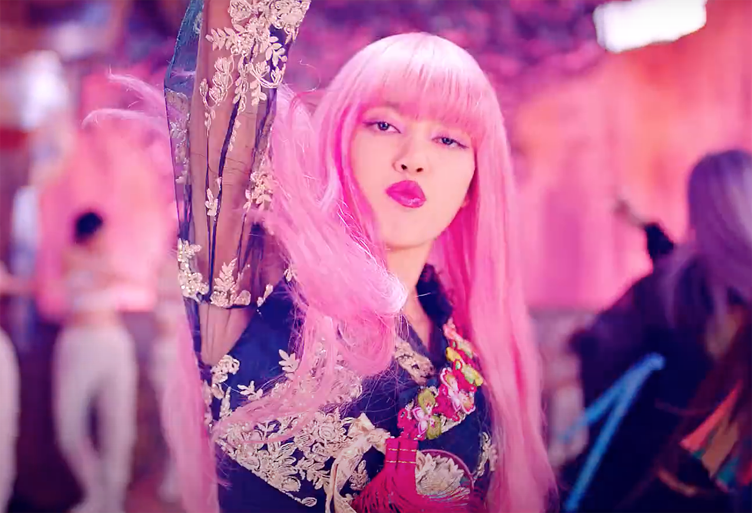 Chính Jennie, Jisoo đã hiến kế cho chuyên gia makeup khi thực hiện MV How You Like That, tạo trend gây bão khắp châu Á - Ảnh 7. Chính Jennie, Jisoo đã hiến kế cho chuyên gia makeup khi thực hiện MV How You Like That, tạo trend gây bão khắp châu Á - Ảnh 7.