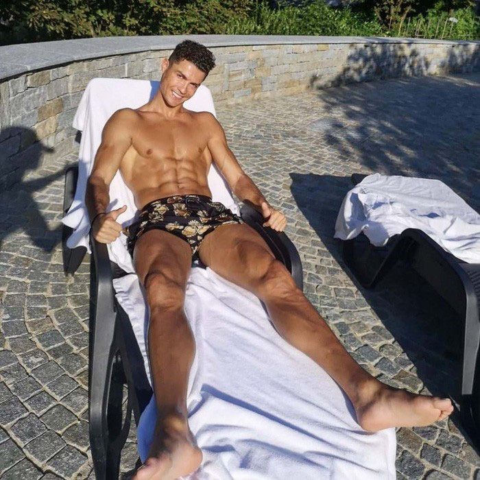 Đồng nghiệp cũng phải choáng vì vẻ ngoài cực phẩm của Ronaldo: Anh ta trông giả giả, lên hình cứ như búp bê Ken vậy - Ảnh 1. Đồng nghiệp cũng phải choáng vì vẻ ngoài cực phẩm của Ronaldo: Anh ta trông giả giả, lên hình cứ như búp bê Ken vậy - Ảnh 1.