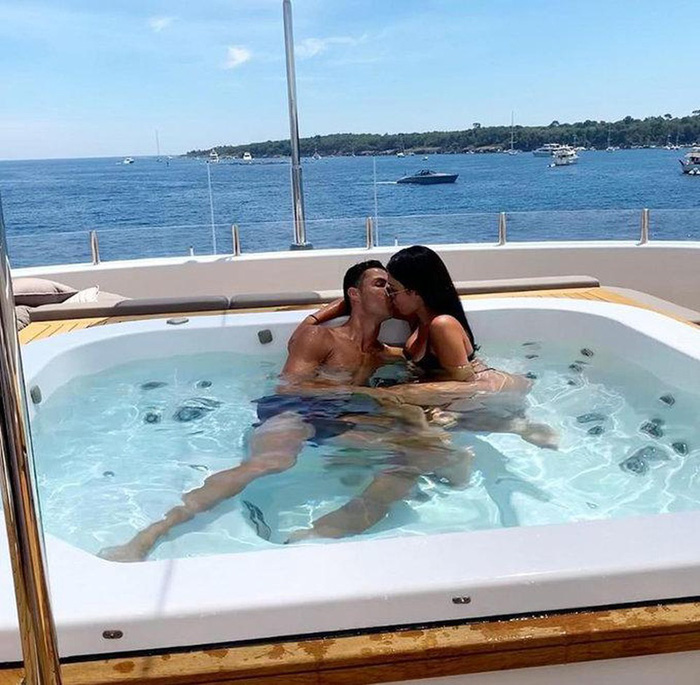 Bạn gái đăng ảnh cực nóng bỏng, Ronaldo không chịu nổi phải thốt lên một câu nhận về hàng vạn lượt thả tim: Em là người đẹp nhất thế giới này - Ảnh 3. Bạn gái đăng ảnh cực nóng bỏng, Ronaldo không chịu nổi phải thốt lên một câu nhận về hàng vạn lượt thả tim: Em là người đẹp nhất thế giới này - Ảnh 3.