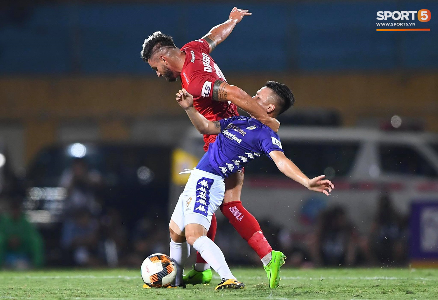 Huỳnh Anh đến sân cổ vũ Quang Hải giữa tin đồn rạn nứt - Ảnh 7. Huỳnh Anh đến sân cổ vũ Quang Hải giữa tin đồn rạn nứt - Ảnh 7.